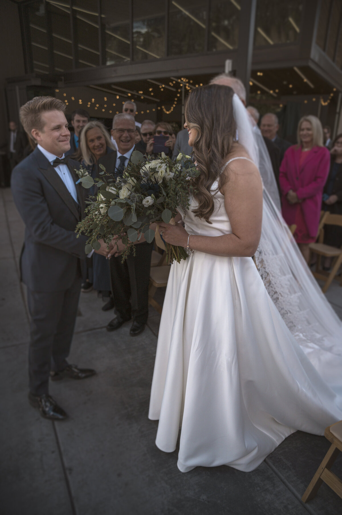 lincoln-outdoor-wedding-couple-kiss-legacy-in-light (36)