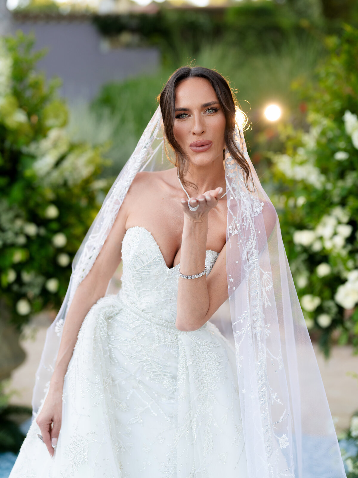 Elegants Bride posing in le Grand Hotel du Cap Ferrat Gardens