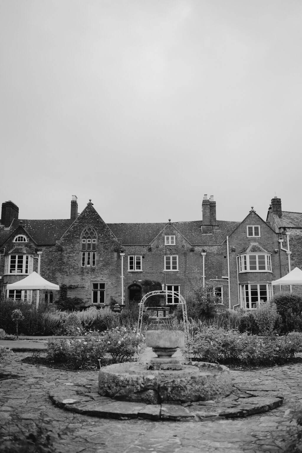 Issy-and-Bella-Floral-Design-Wedding-Florist-Herefordshire-Broadfield-Court-j&N4