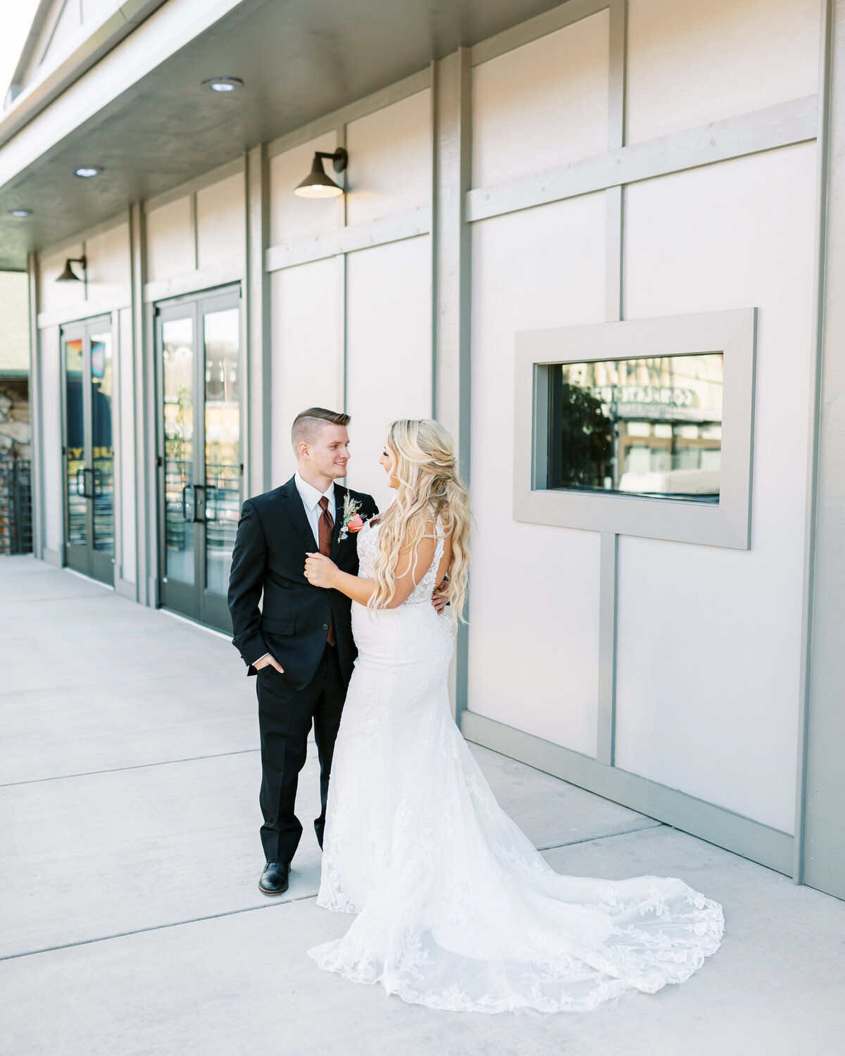 mariah_rock_photography_classic_timeless_wedding_photographer_knoxville_tennessee_chattanooga_tennessee_destination_travel_fine_art_high_end_luxury_wedding_engagement_elopement_photo_black_white_elegant_traveling_travel_city