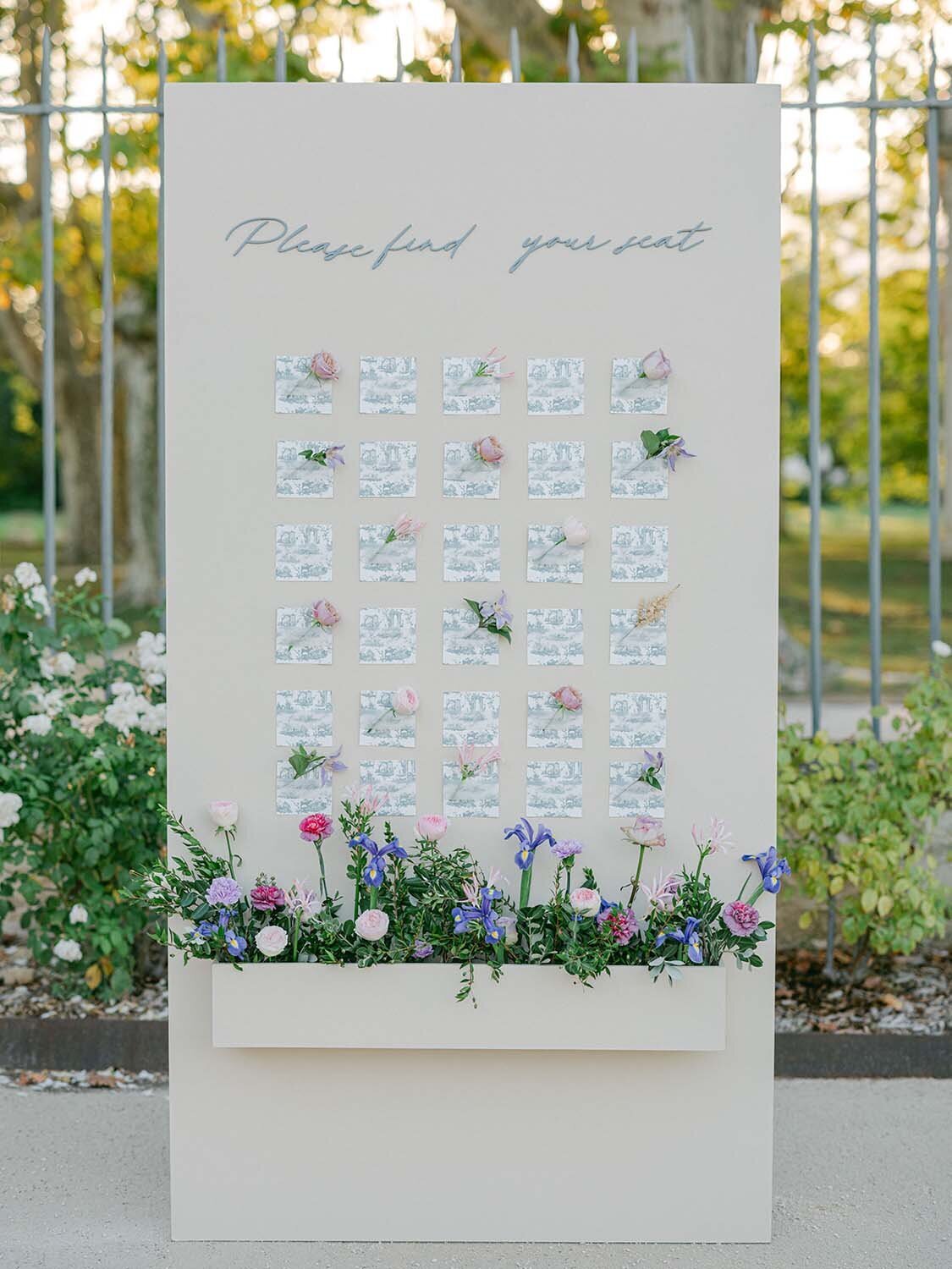 lavender and blue Dior inspired wedding at chateau de Fonscolombe Veronique Lorre floral event designer - thomas audiffren photography19