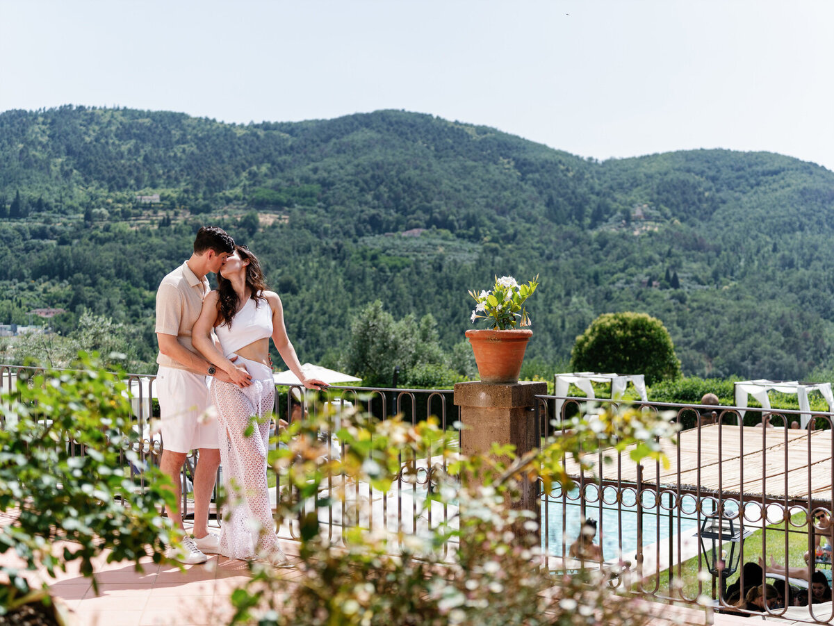 46-Intimate-Couple-Moment-in-Tuscany