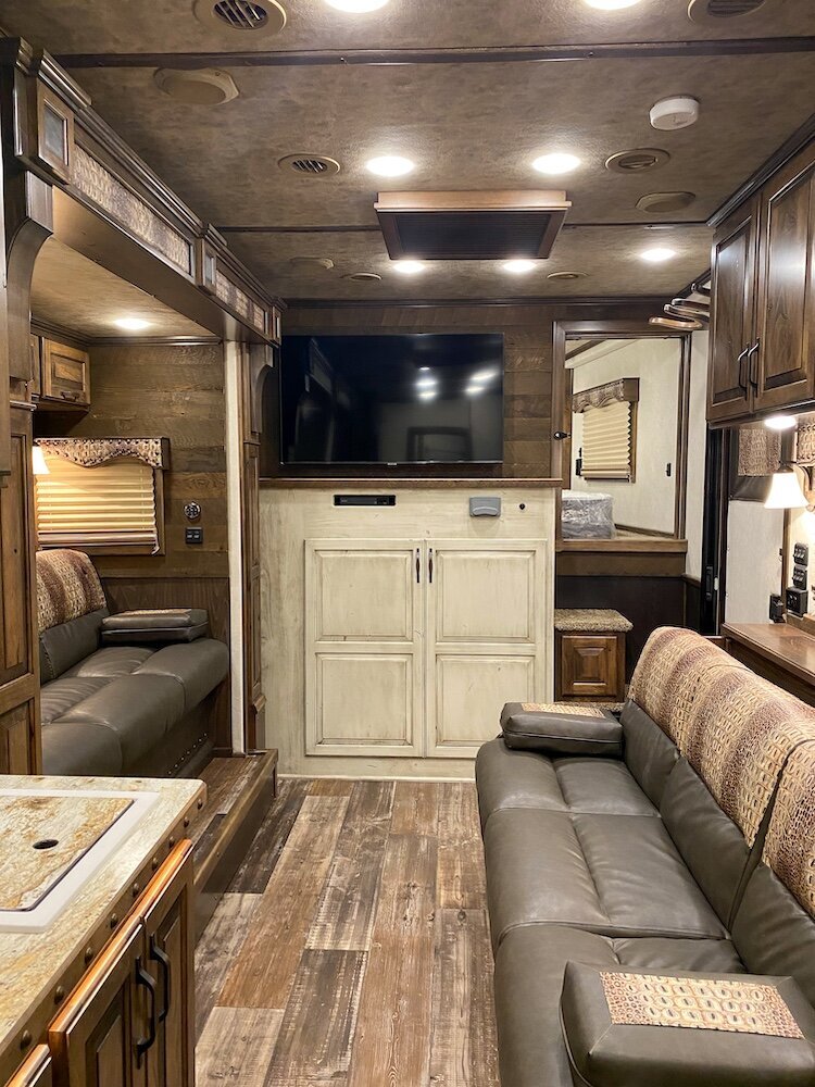 luxury-living-quarter-horse-trailers-trail-boss-conversions-living-areas-28
