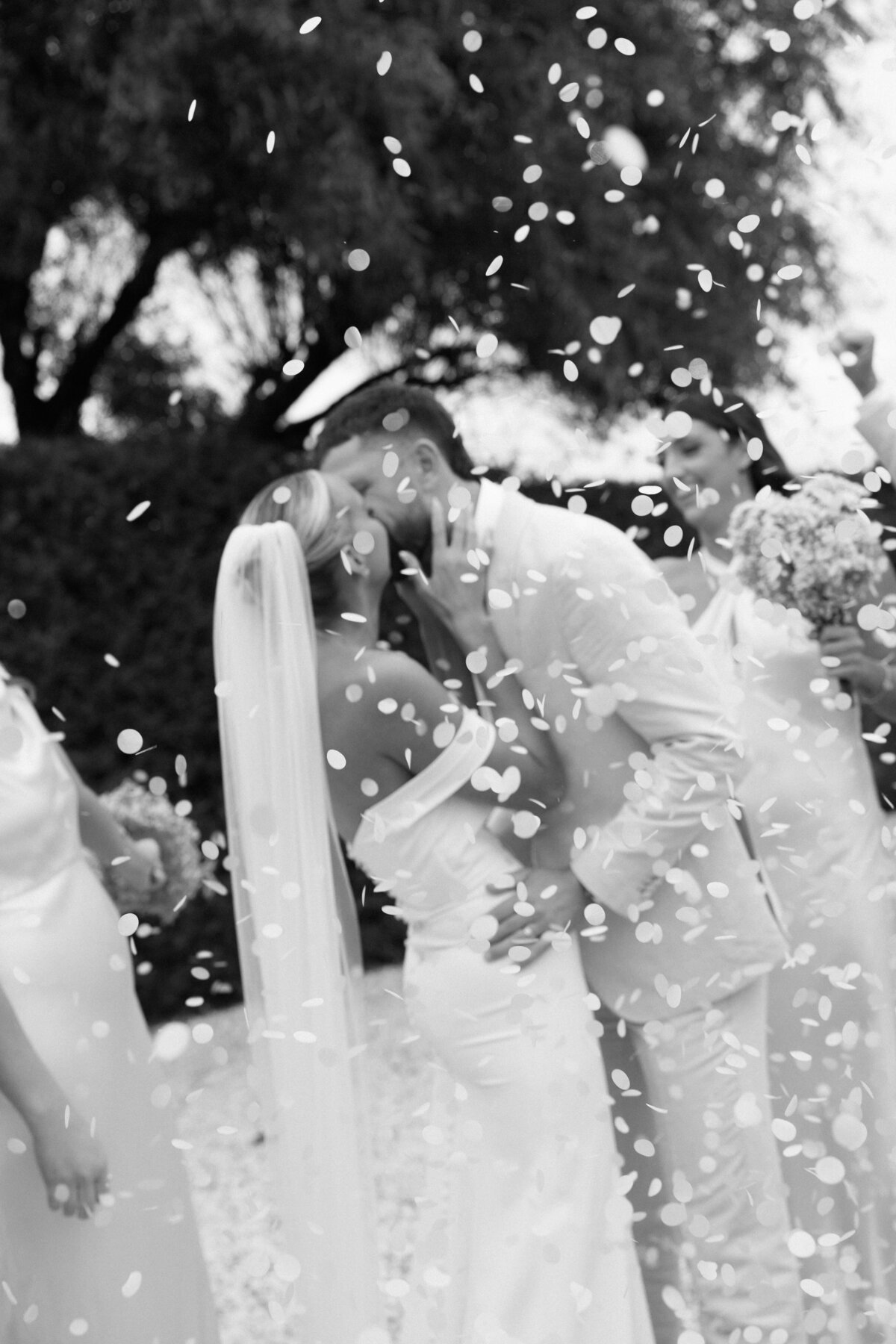 Bride_Groom_Kiss_Black_White