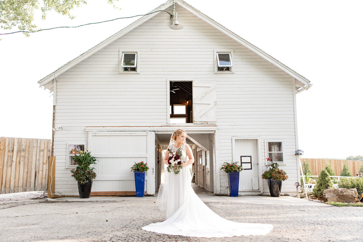 Kalena-Photography-Kansas-City-Missouri-Outdoor-Wedding-Crestview-Dairy-Events (43)