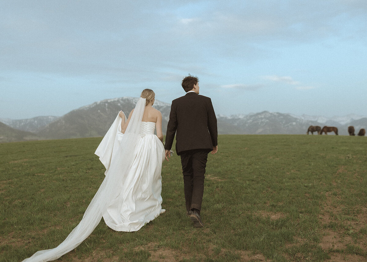 bride-and-groom-mountain-backdrop