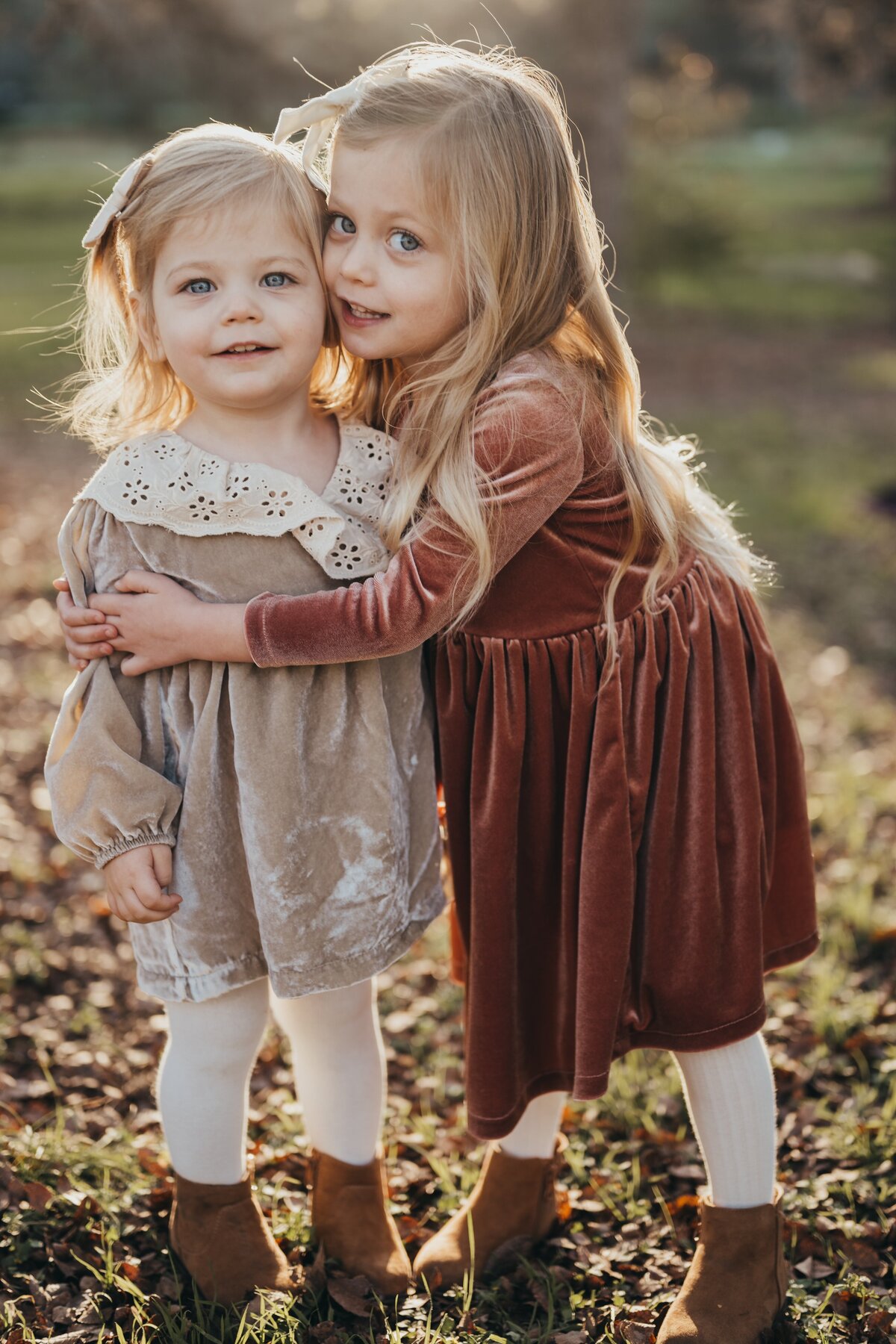 sisters-hugging-family-photography