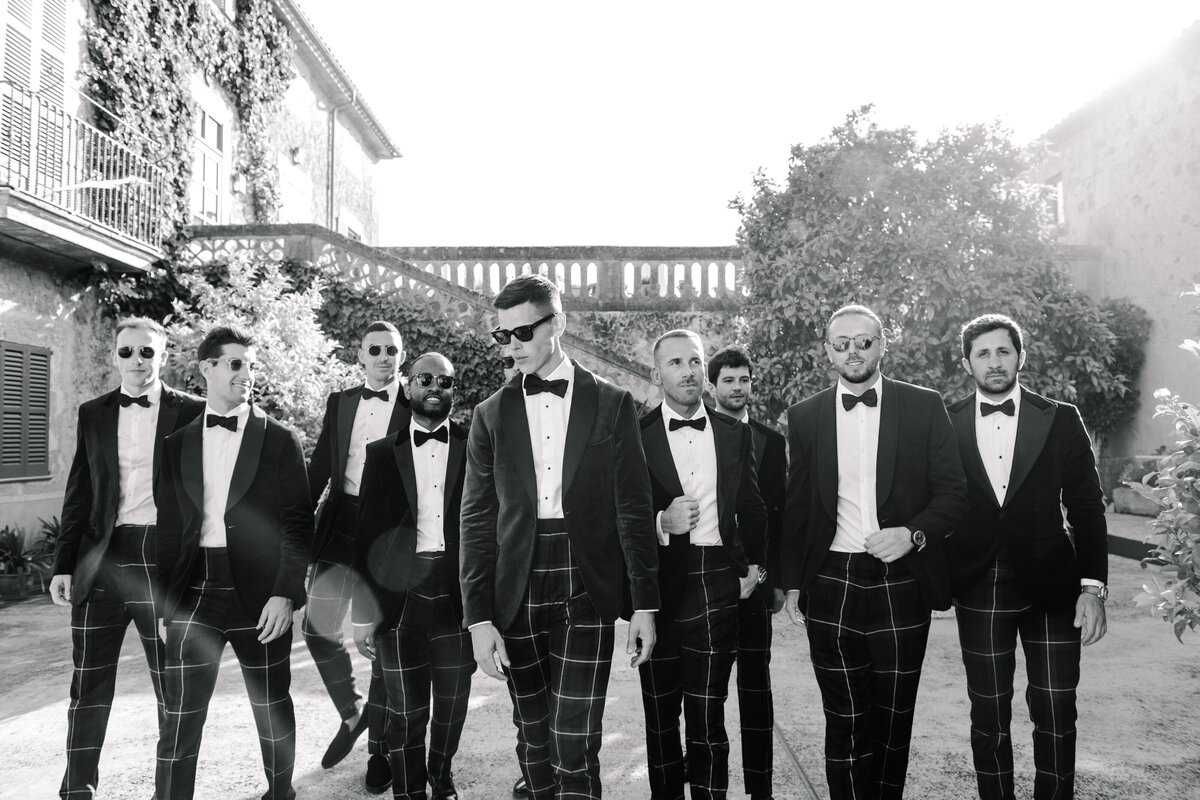 groomsmen photo at son mir