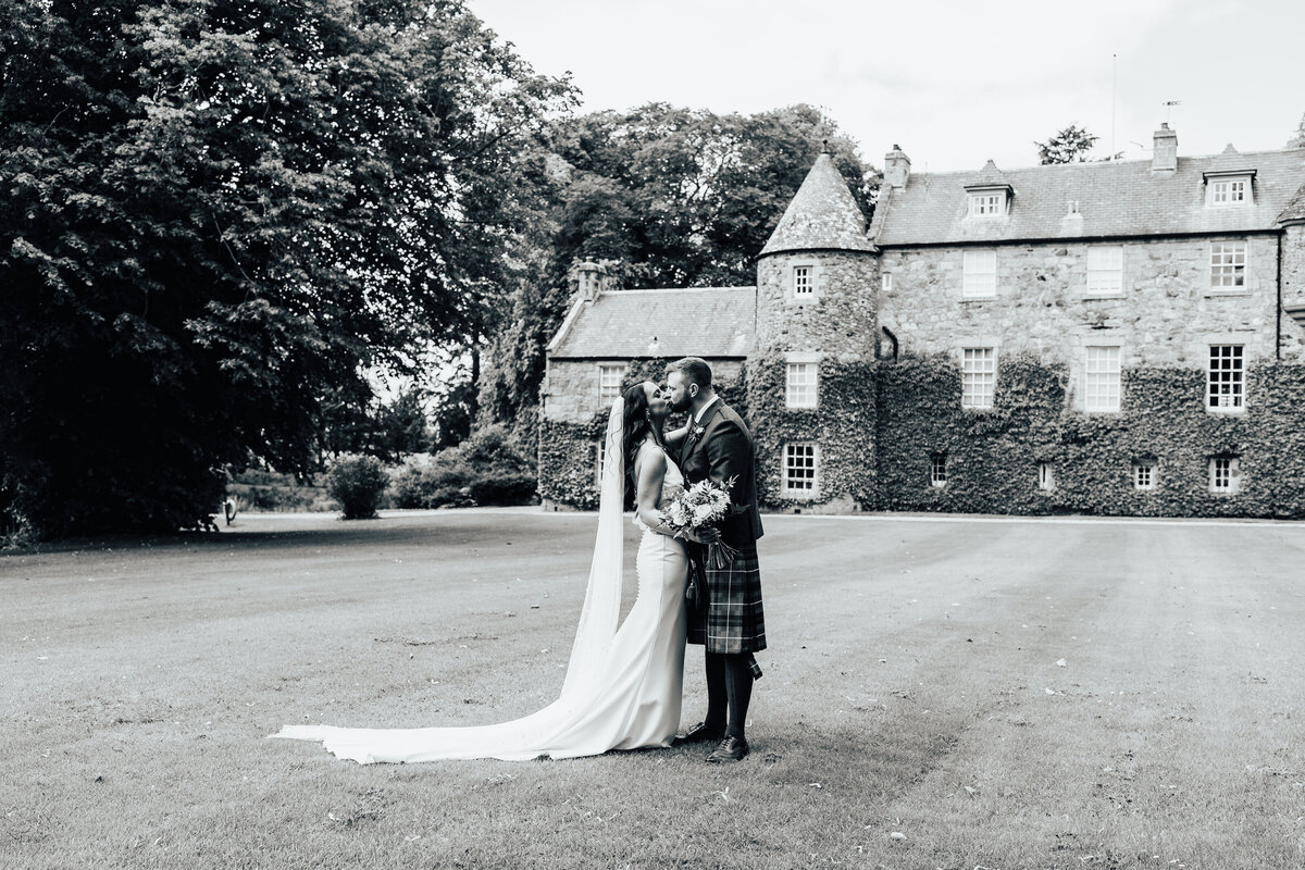 Danielle-Leslie-Photography-2023-Alternative-Scotland-Wedding-Photographer-Cousins-Previews-0049