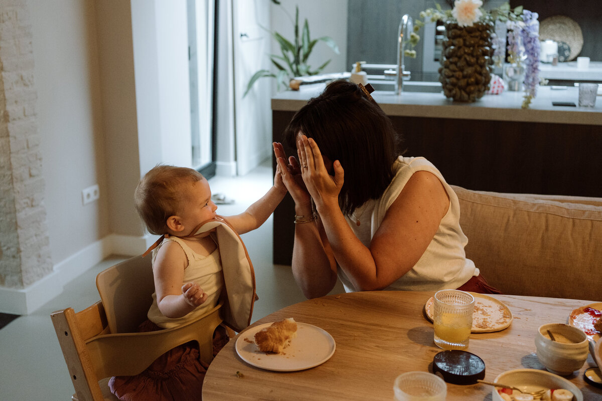 Lifestyle gezinsfotografie tijdens een Homes to Remember-shoot - zondagochtend ontbijt 