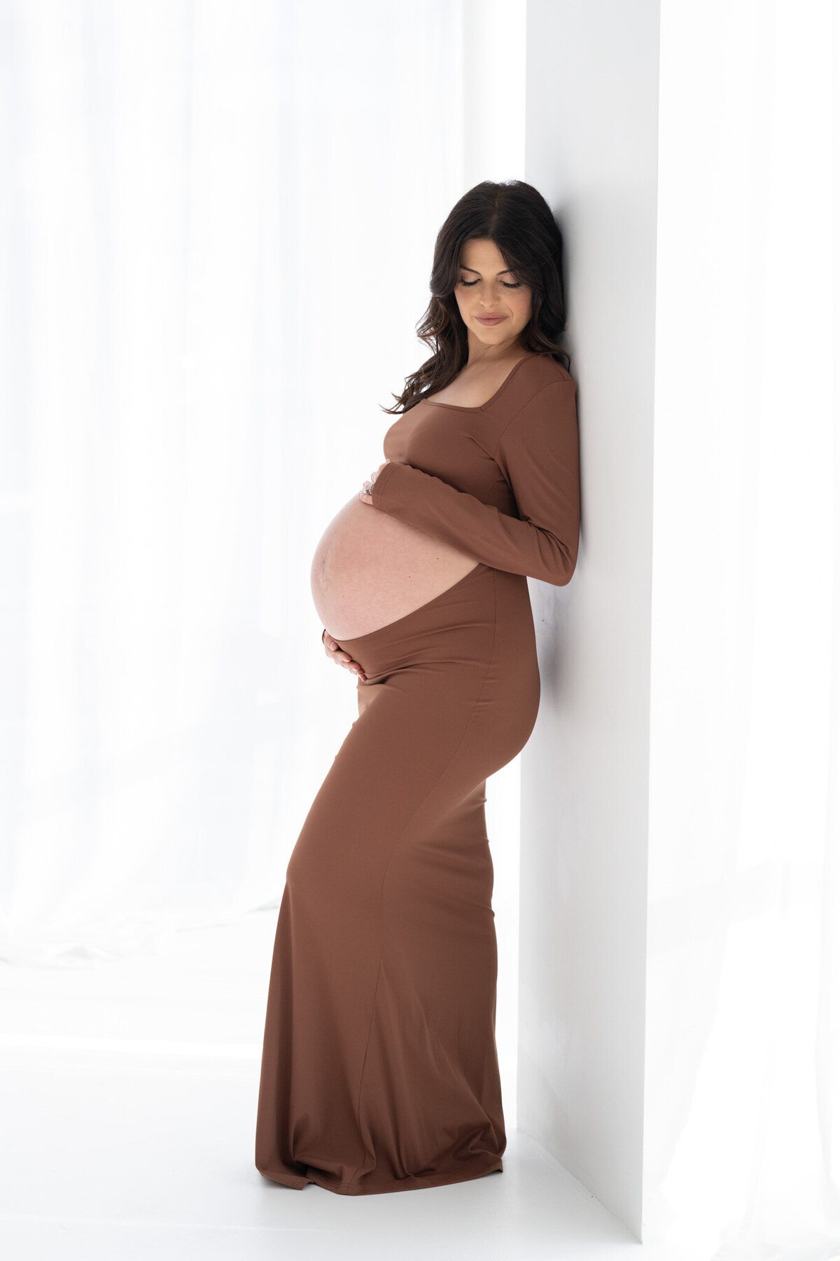 emmiclaire-maternity-neutral-backdrop-soft-light