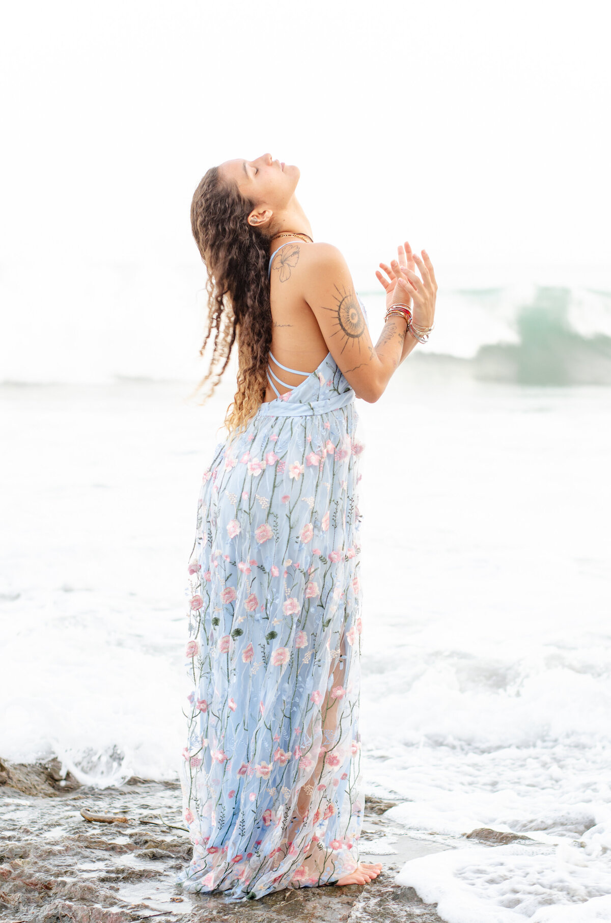 vrouw dansen op het strand