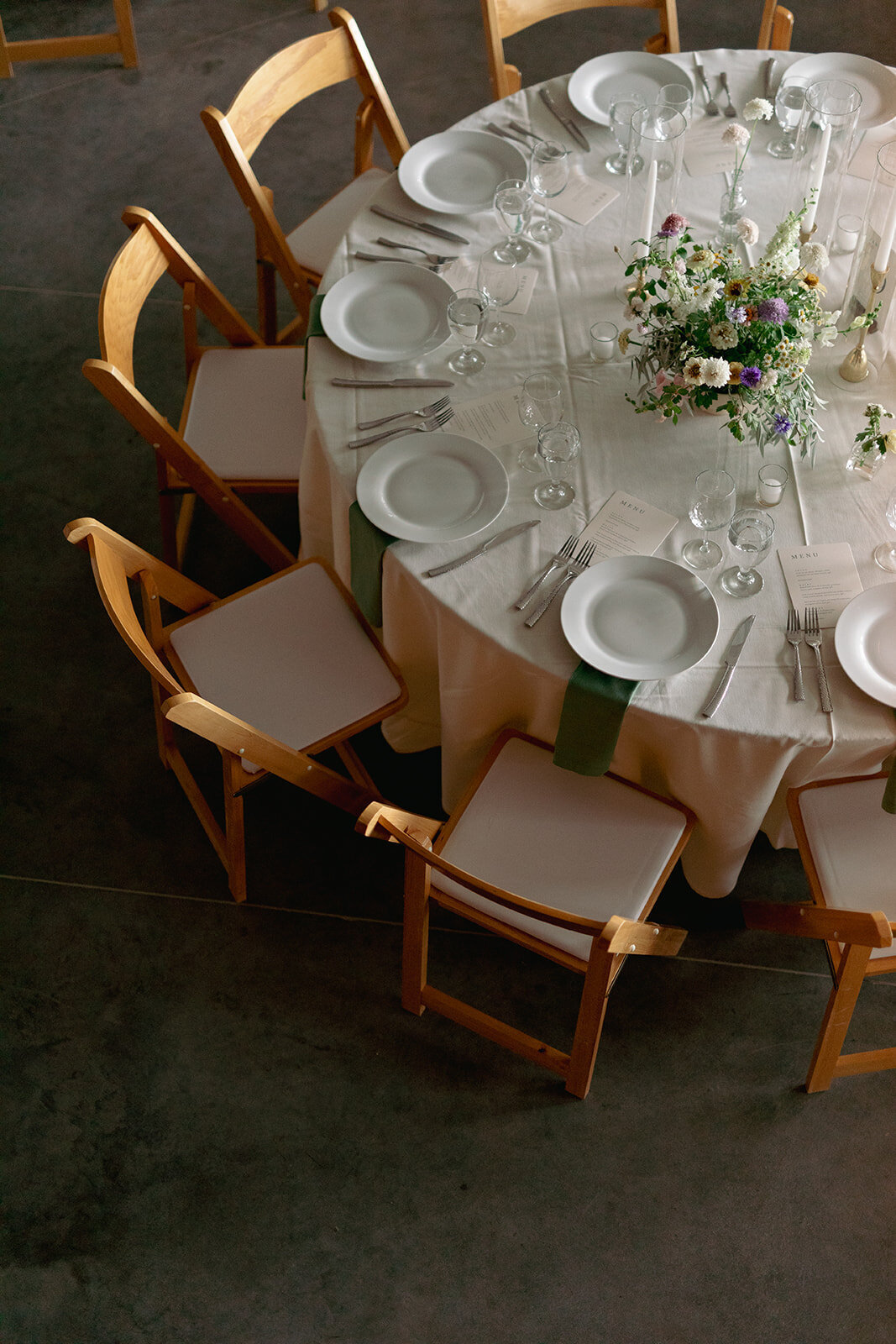 round-reception-table-diamond-cross-ranch-florals-candles