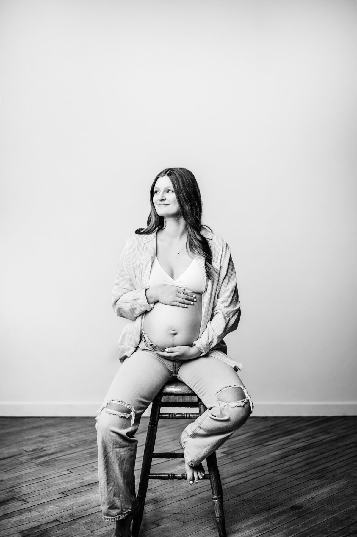 black and white maternity photographer in grand rapids