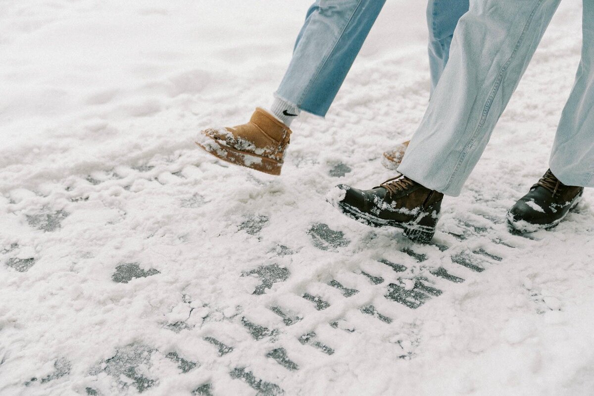 E10-Winter-snowy-engagement-photoshoot-in-Toronto-Zhan-and-Tina-2025-02-16-2500px-1015