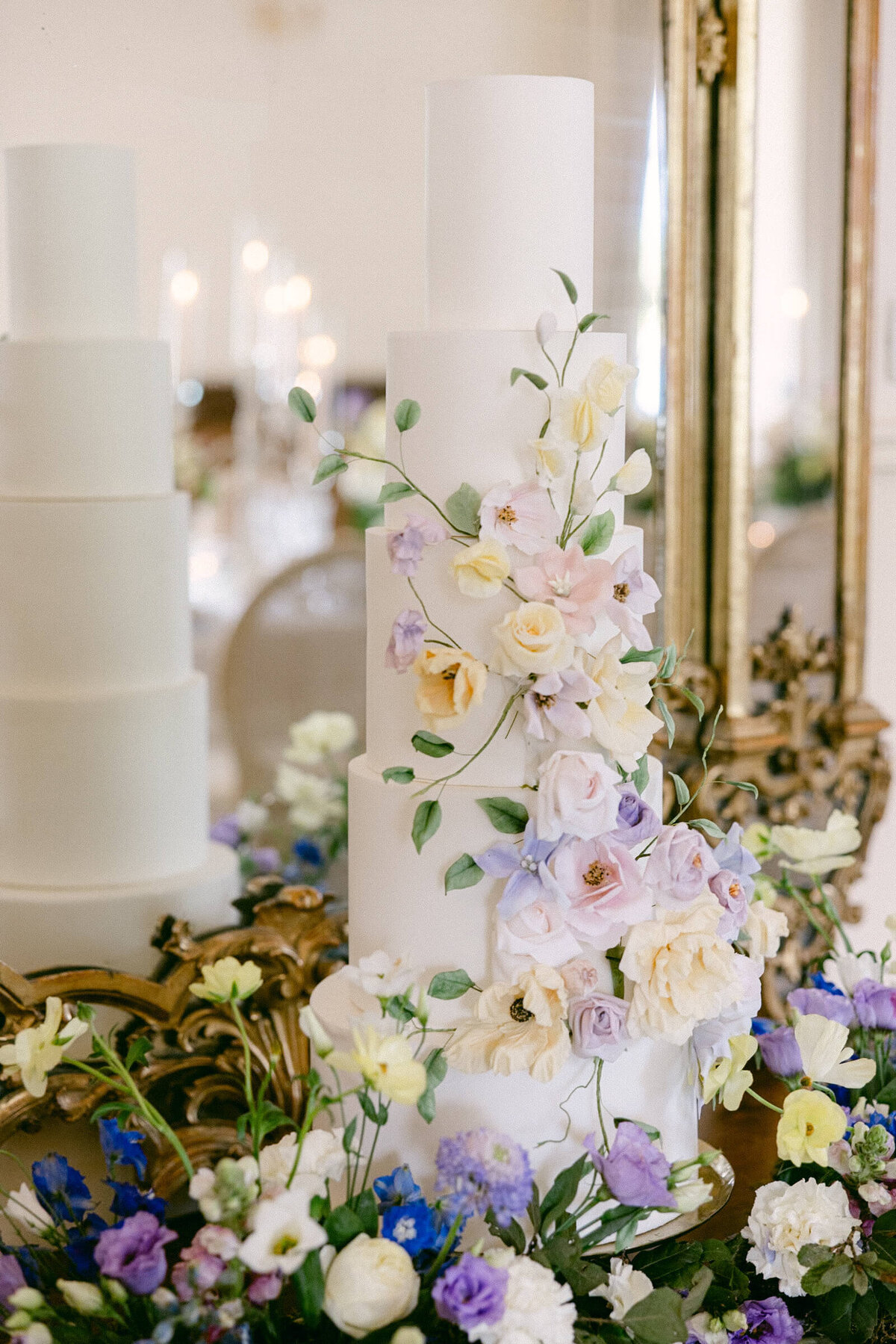 A wedding day photo of a wedding cake at the wedding venue Villa Aura del Lago on Lake Como in Italy