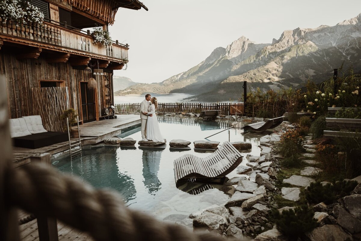 getrouwd stel voor hotel JufenAlm in Oostenrijk door fotograaf Eline Hemelt