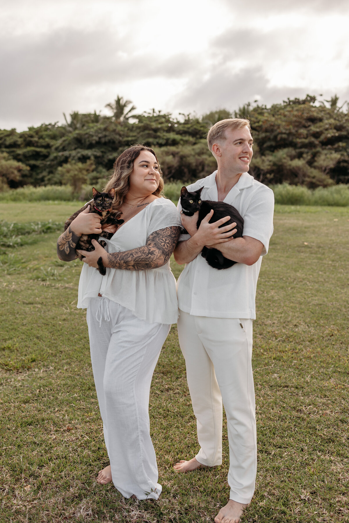 kualoa-beach-park-couples-photoshoot-with-cats-9