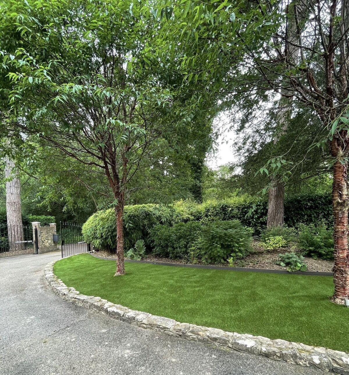 Artificial grass with curved borders