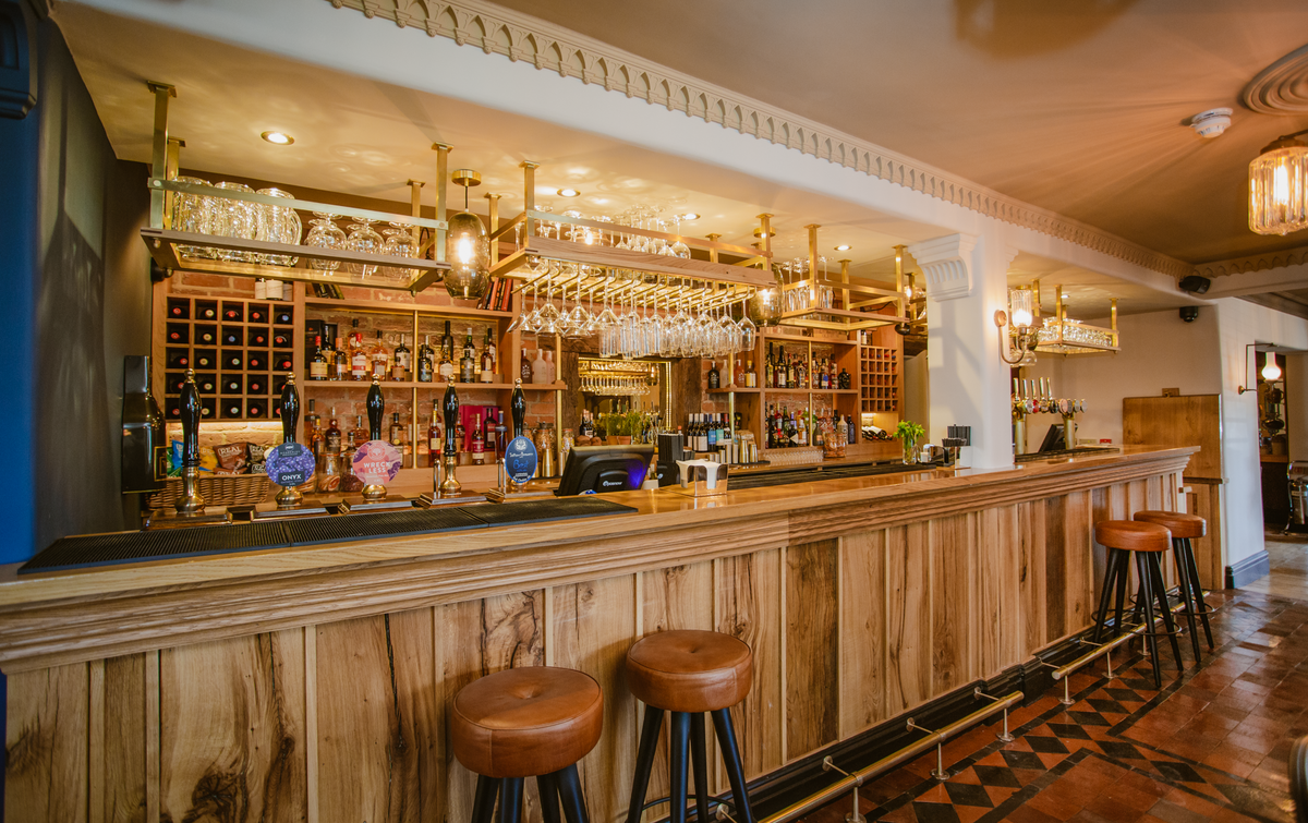 the_beautiful_oak_bar_at_the_white_lion_at_hankelow