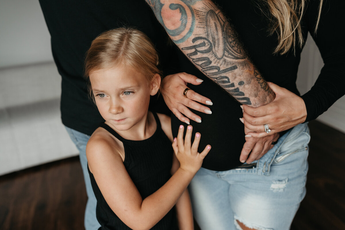Midwest Maternity Photographer Beyond the Pines S9032