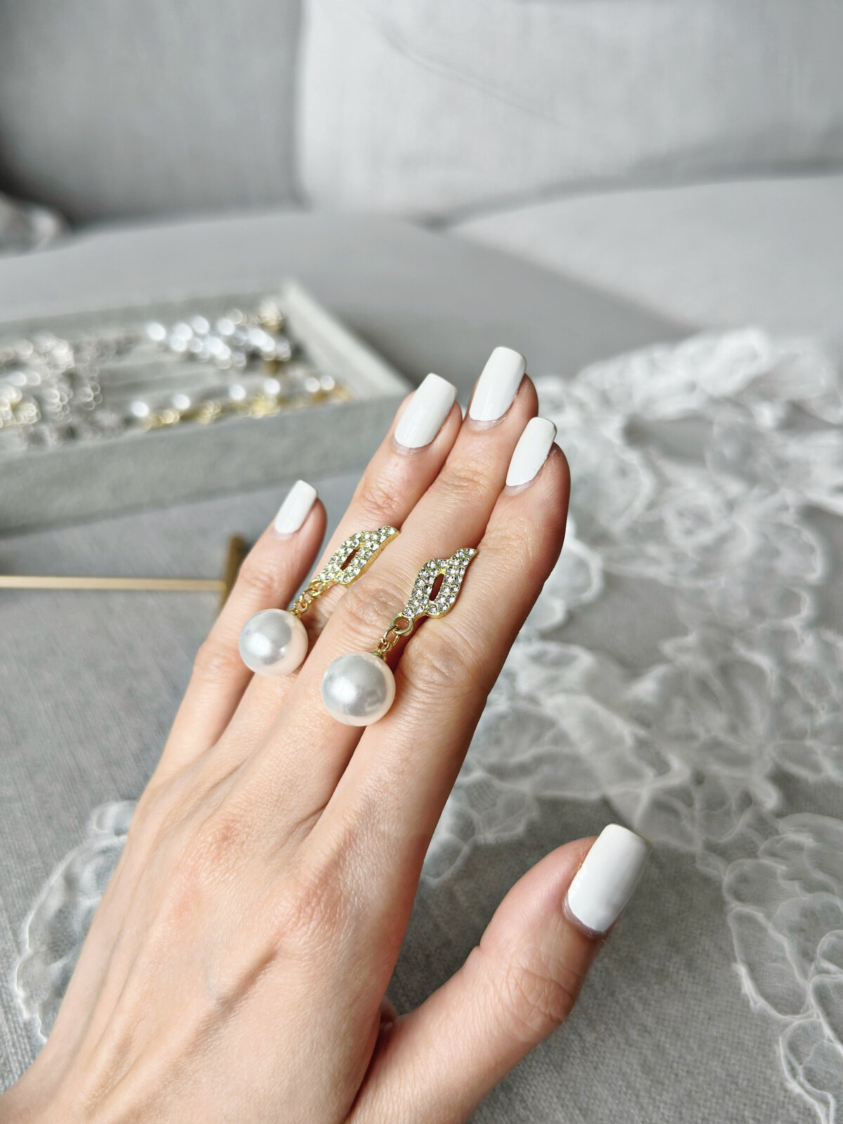 Romantic crystal and pearl bracelet adding delicate shine
