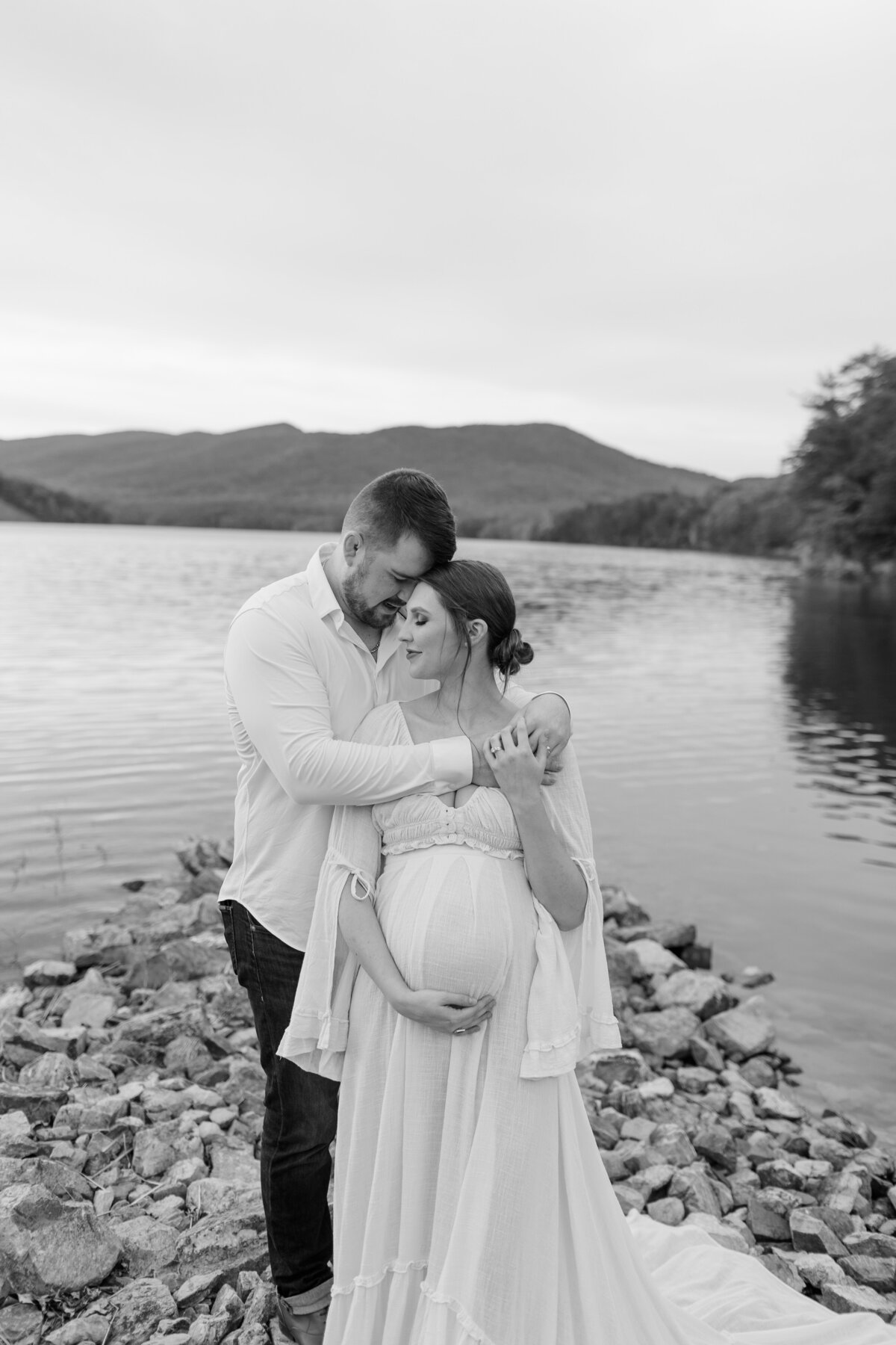 Documentary-Maternity-Session-at-Carvins-Cove-RJ-44