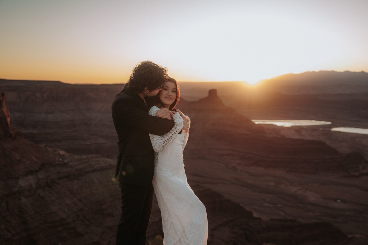 bride and groom sunrise photo in Utah