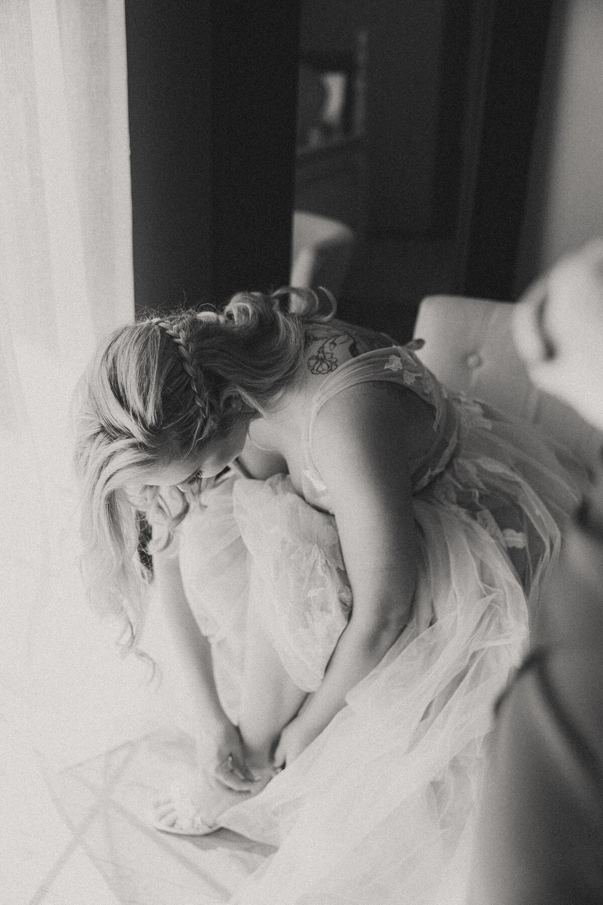 wedding photos getting ready