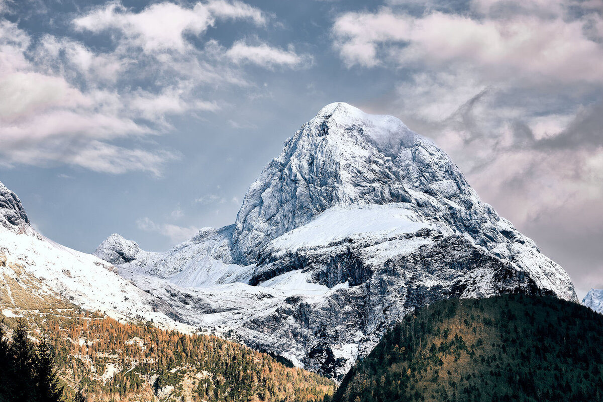 Frischer Schneefall am Mangart in den Julischen Alpen – eindrucksvolle Winterlandschaft mit dramatischem Licht, festgehalten vom Fotograf Atelier Schulte – professionelle Alpenfotografie in Norditalien.