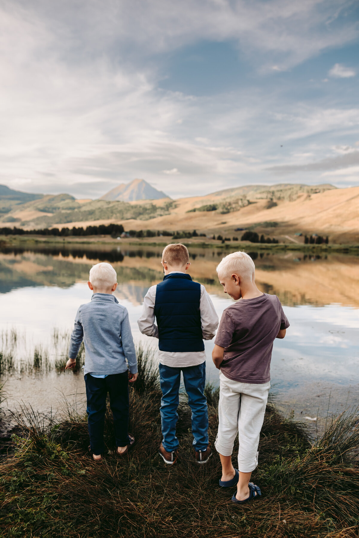 Outdoor family session in Crested Butte at Peanut Lake.