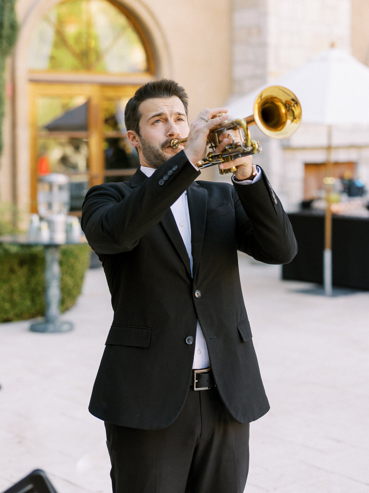 Live trumpet music setting the tone for an elegant vineyard wedding celebration—timeless and full of charm.