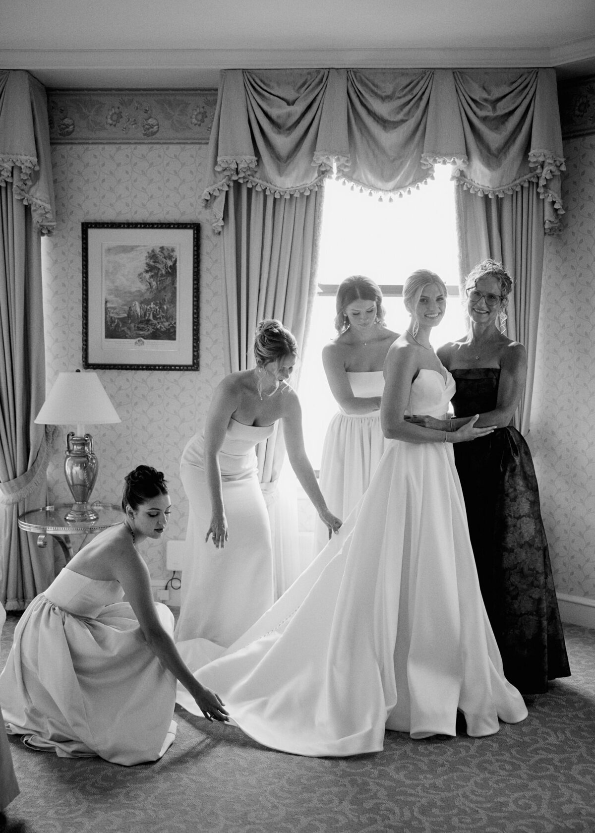 EDW-Bride-with-bridesmaids-and-mother