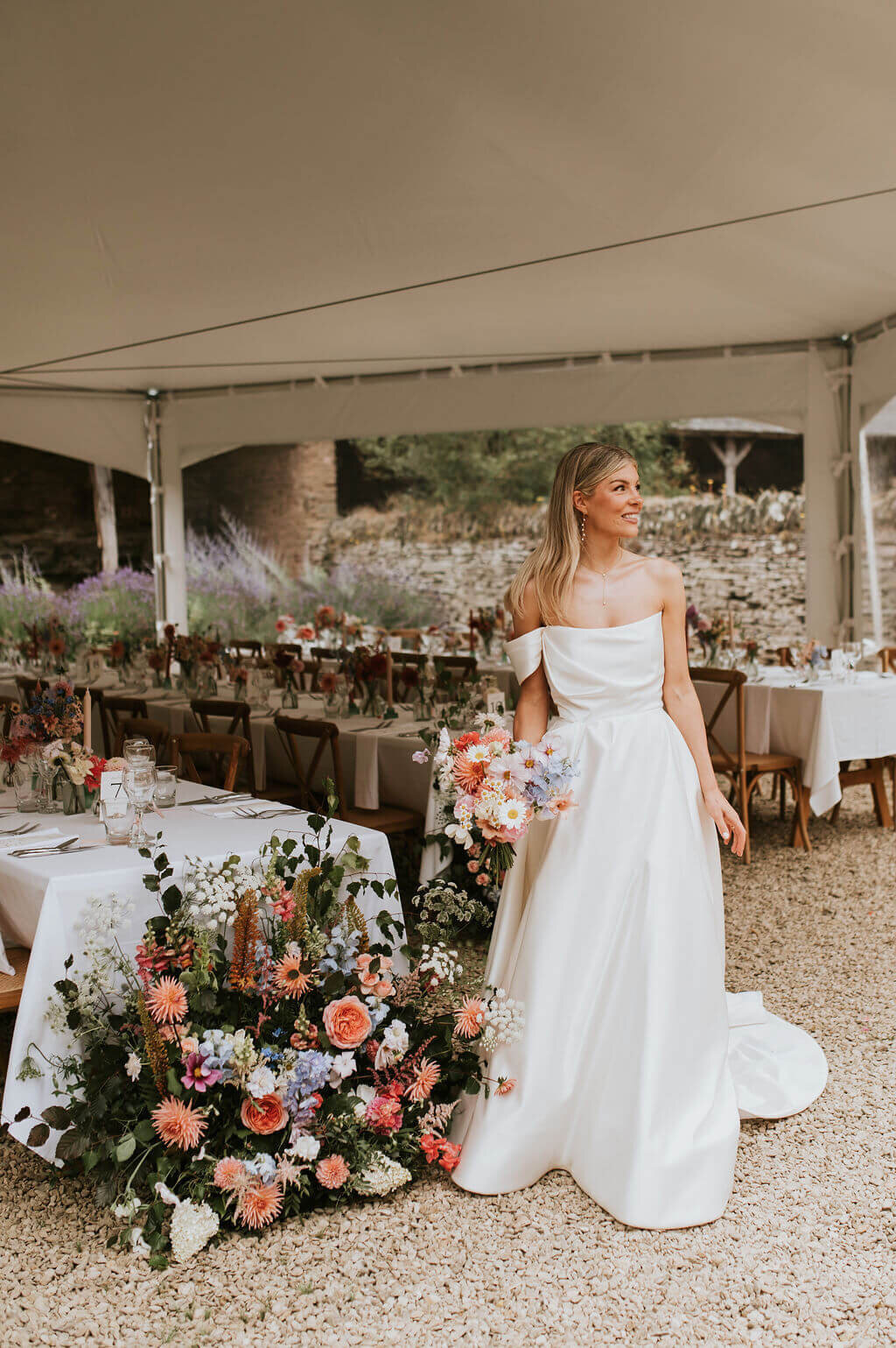 Issy-and-Bella-Floral-Design-Wedding-Florist-Herefordshire-Broadfield-Court-j&N95