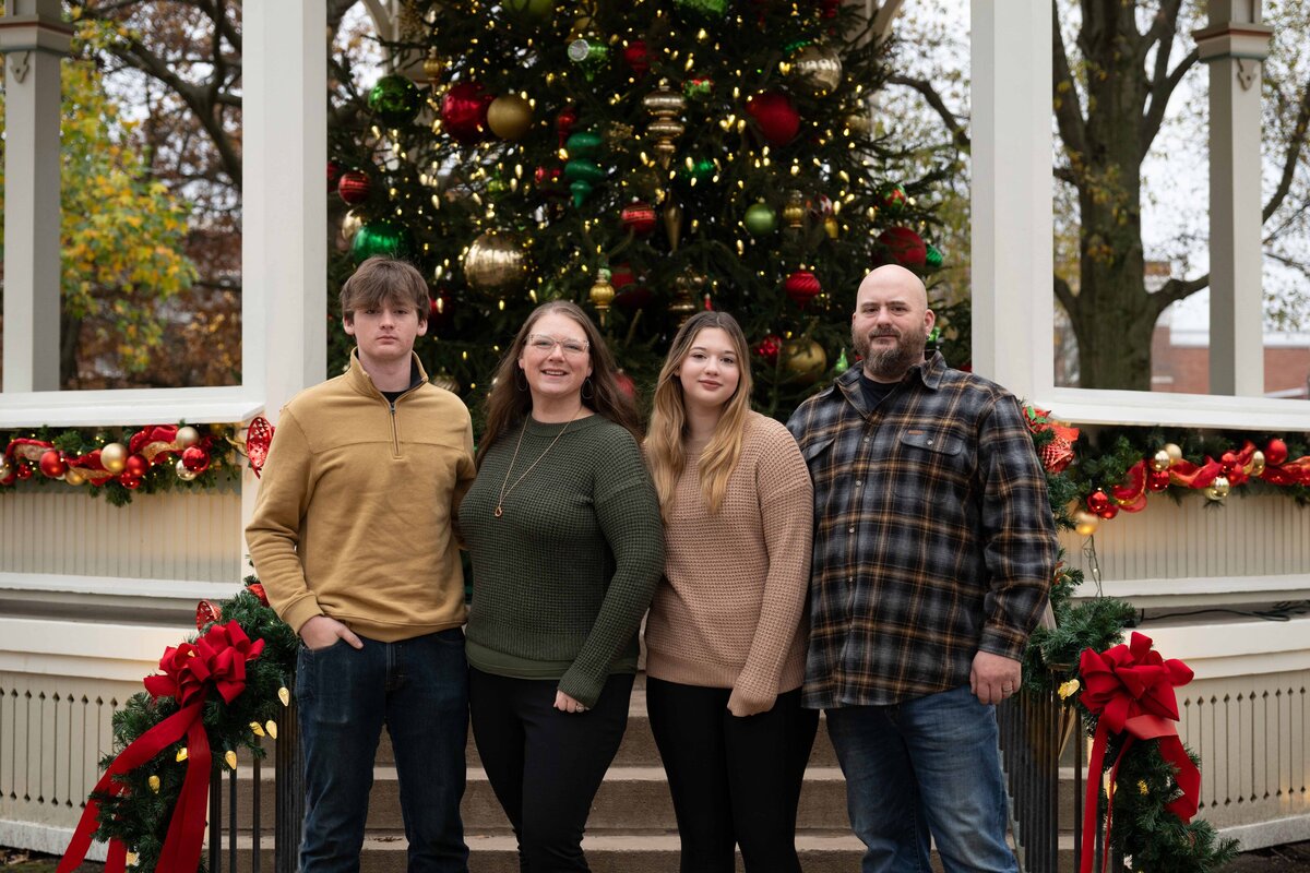 ChristmasFamilyPhotosMedinaOhioPositivelyPortraits-4