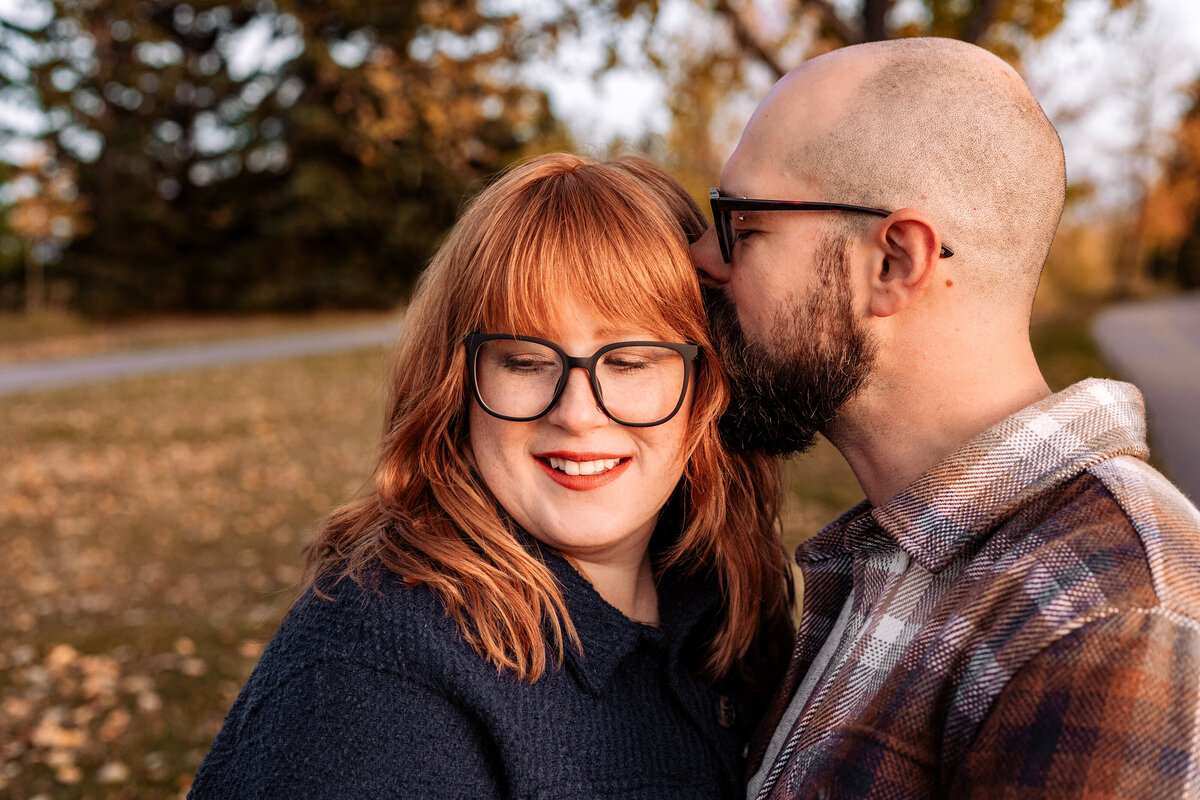 fall-couple-photoshoot-cuddles