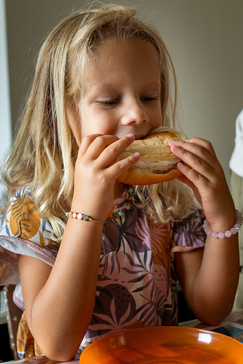 meisje eet broodje knakworst