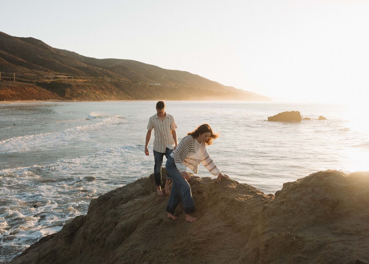couple-climbing-cliffs-editorial-style-engagement-photo-grace-trexel-photography