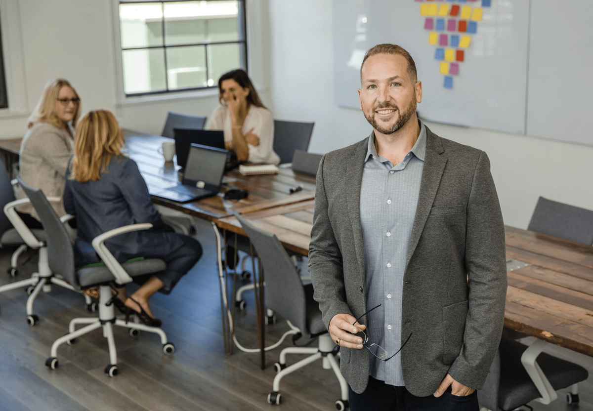 corporate-brand-photo-leader-in-office-meeting-space