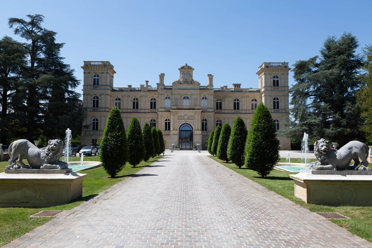 chateau-de-ferrieres-front-driveway-lion-fountain-entrance-wedding-venue-paris