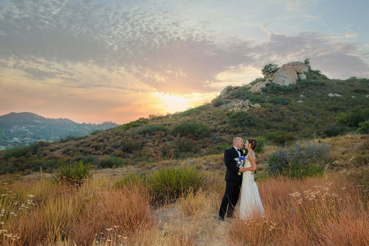 editorial-elopement-photo-backyard-vibes