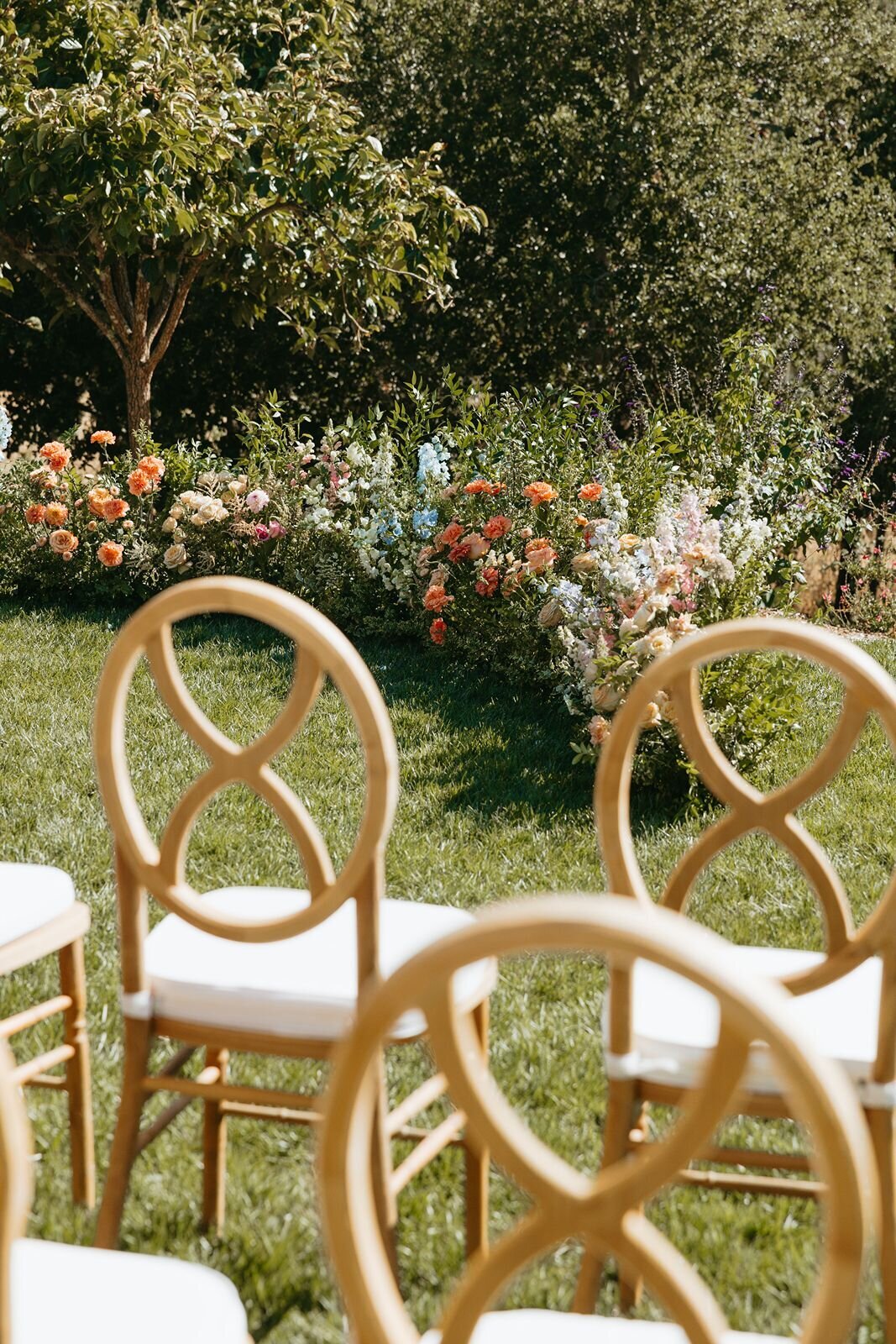 wooden-ceremony-chairs-ombre-florals
