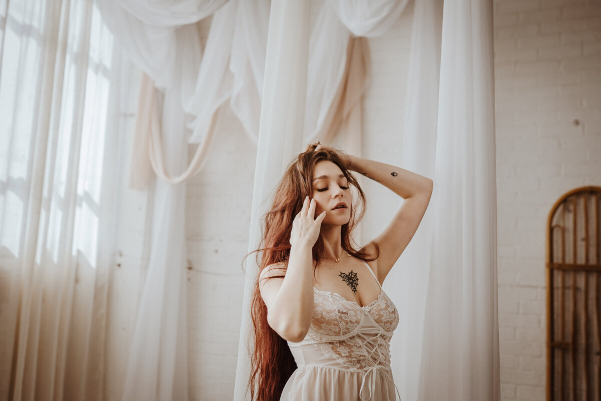 dreamy-boudoir-session-petite-lingerie-the-storyteller-studio-des-moines-storyteller-collective-photo-co