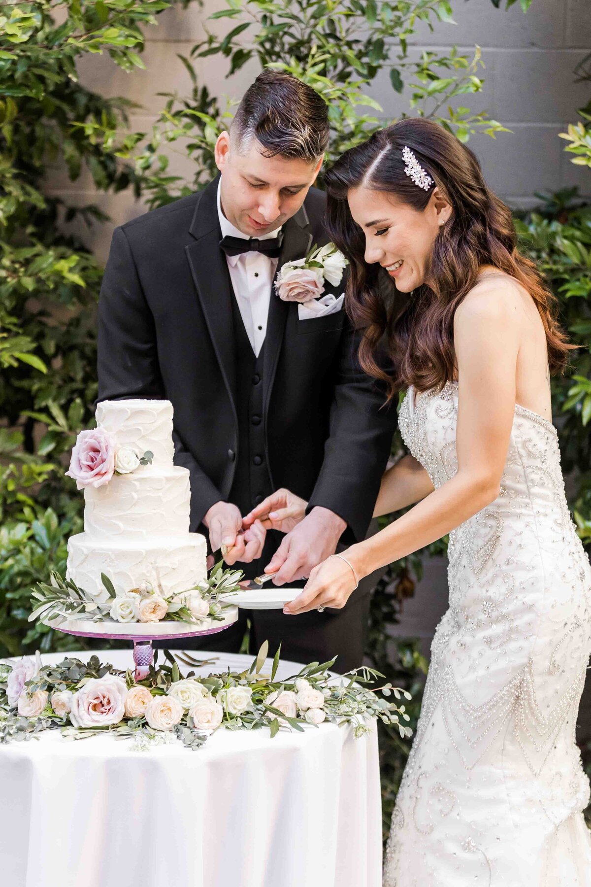 bride-and-groom-cutting-the-cake
