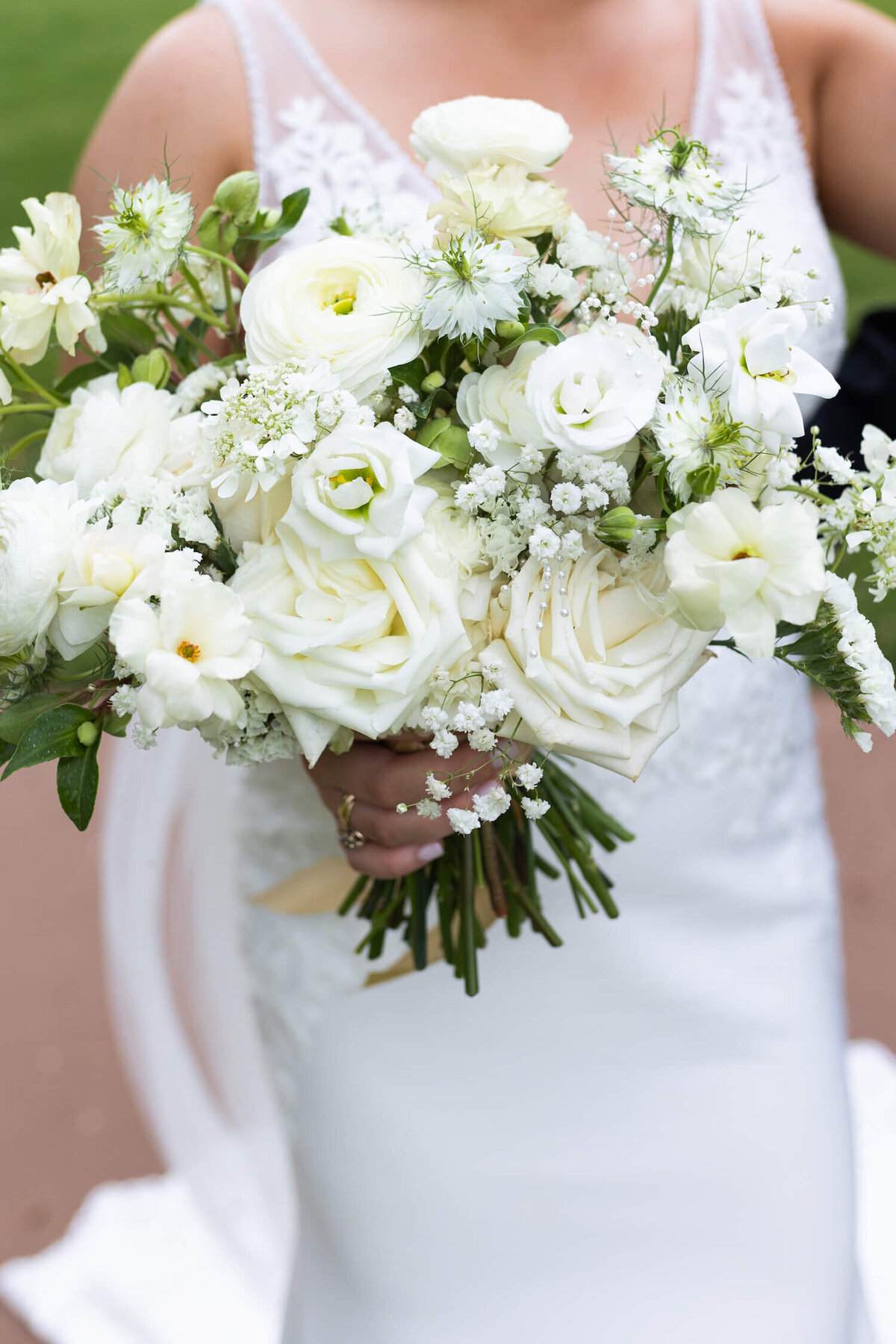 close-up-bride-bouquet
