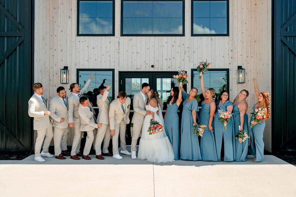 bride_groom_kiss_with_party_cheering