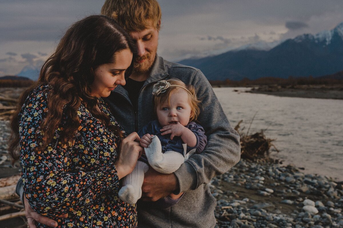 9L0A0807Alaska_MatanuskaRiverFamilySession