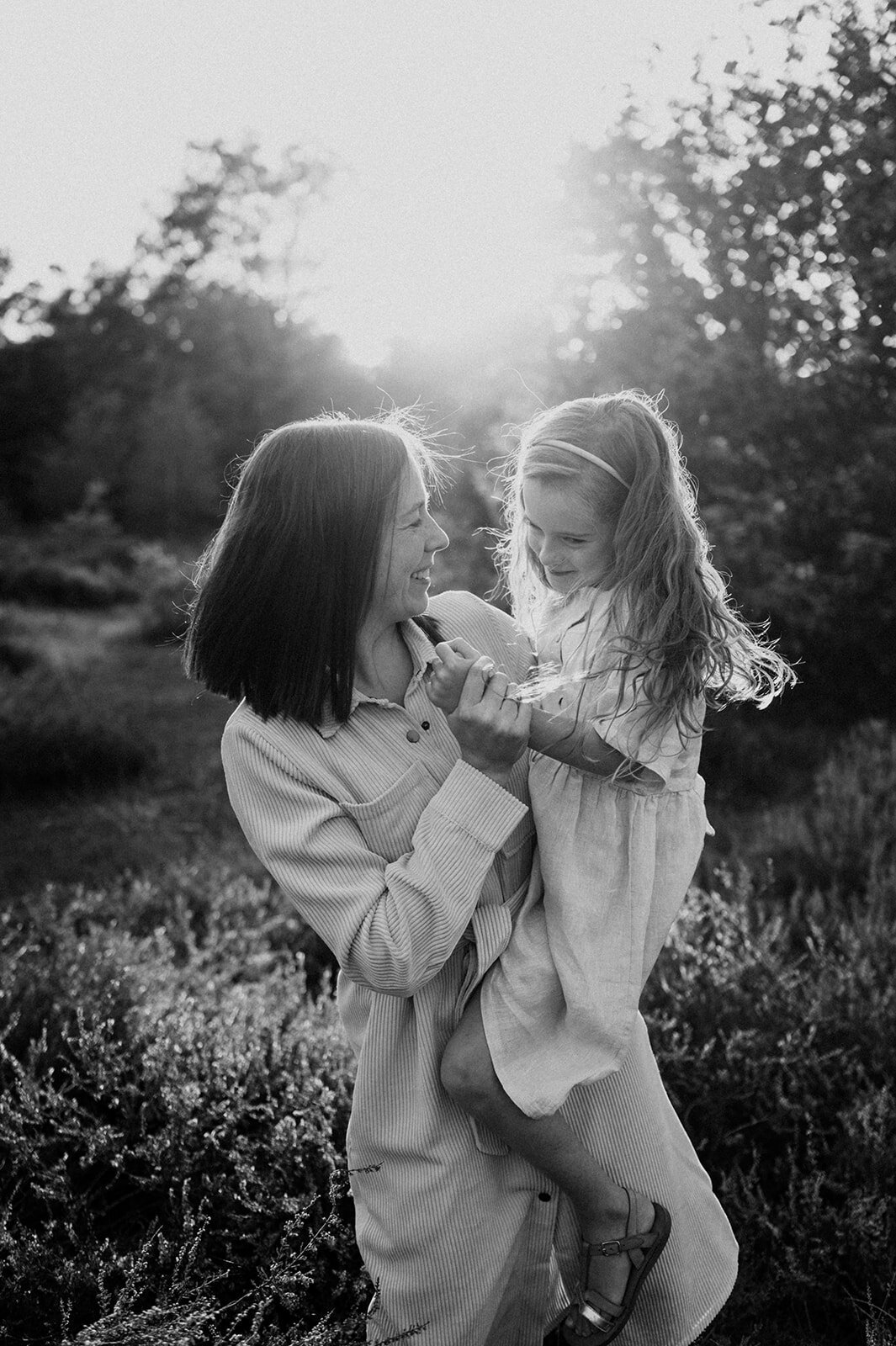 Gezinsfotografie in Nijlen tijdens golden hour – pure, spontane momenten vastgelegd in de heide.