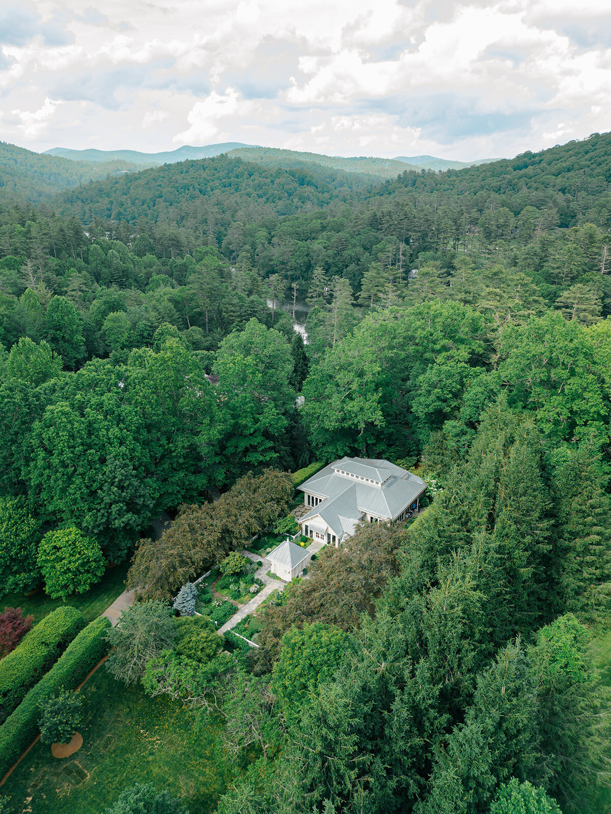 Spring_destination_wedding_the_farm_at_old_edwards_highlands_nc_north_carolina_mountain_wedding_Wedding__Kailee_DiMeglio_Photography-530