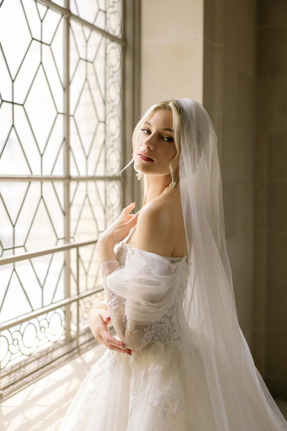 an elegant bridal portrait at city hall picture by Vivi Loves Photography - La venus studio